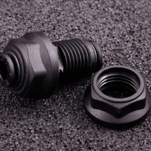 Pneumatic feedthrough push-in fitting